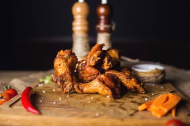 kızarmış biber ve diğer siste ahşap plaka üzerinde tavuk göğüs