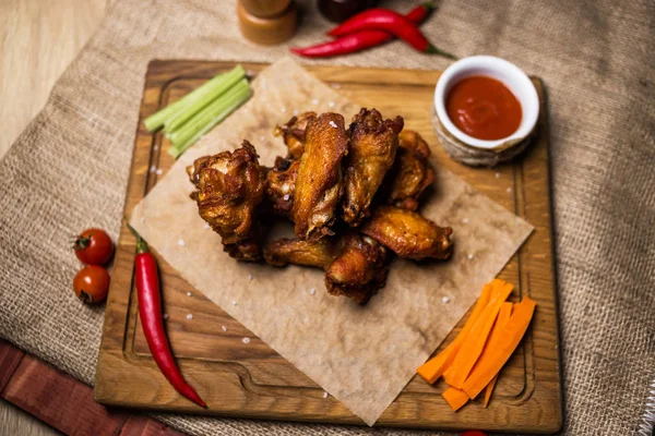 kızarmış biber ve diğer siste ahşap plaka üzerinde tavuk göğüs