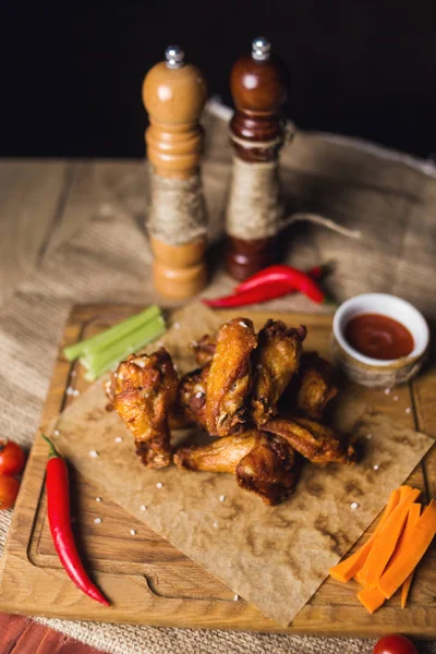 kızarmış biber ve diğer siste ahşap plaka üzerinde tavuk göğüs