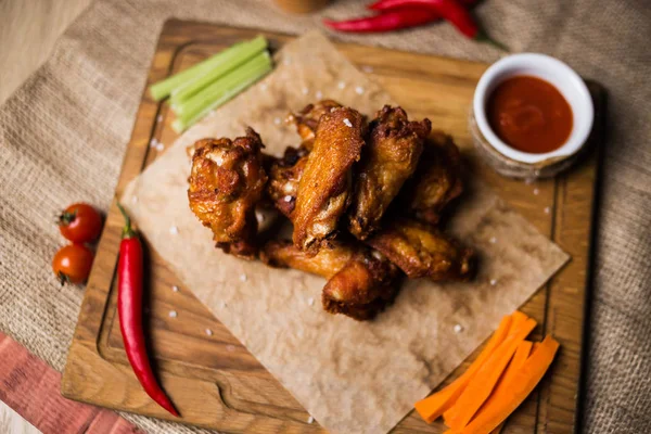 Costilla Pollo Frito Con Pimienta Otros Vegetales Plato Madera —  Fotos de Stock