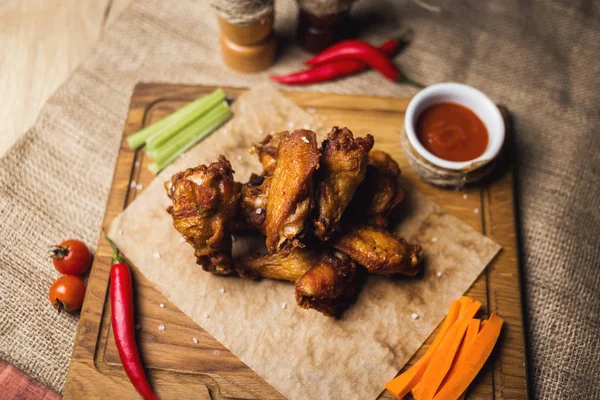 kızarmış biber ve diğer siste ahşap plaka üzerinde tavuk göğüs