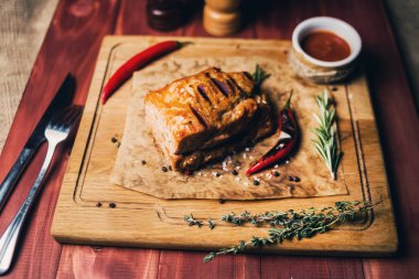 sığır etli biber ve biberiye ahşap tahta üzerinde kavrulmuş