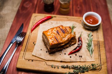 sığır etli biber ve biberiye ahşap tahta üzerinde kavrulmuş