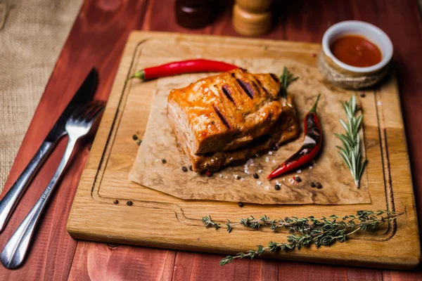 Carne Vacuno Asada Con Pimienta Romero Sobre Tabla Madera —  Fotos de Stock