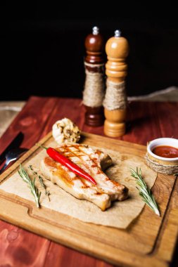 biber ve biberiye ahşap tahta üzerinde Kavrulmuş dana kaburga