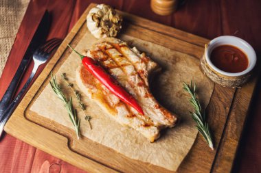 biber ve biberiye ahşap tahta üzerinde Kavrulmuş dana kaburga