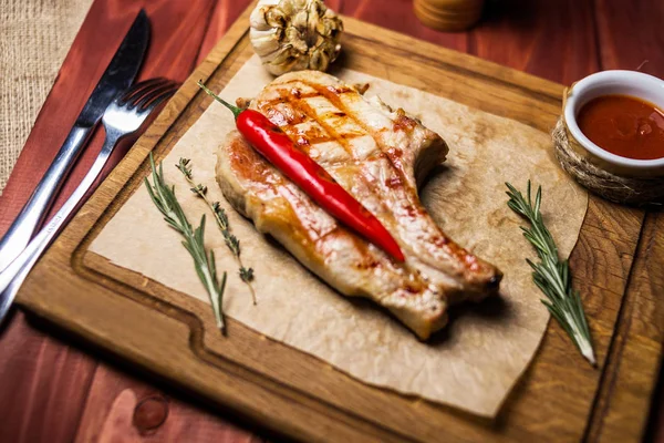 Costilla Ternera Asada Con Pimienta Romero Sobre Tabla Madera —  Fotos de Stock