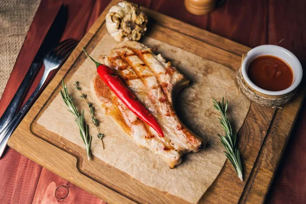 Costilla Ternera Asada Con Pimienta Romero Sobre Tabla Madera —  Fotos de Stock