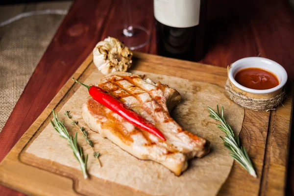 Costilla Ternera Asada Con Pimienta Romero Sobre Tabla Madera —  Fotos de Stock