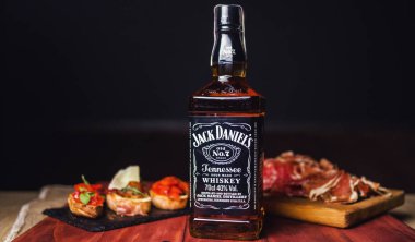 Şişe Jack Daniels viski ahşap arka plan üzerinde izole. Jack Daniels ekşi mash viski 1866.Ukraine,Kiev sept.2018 beri Tennessee ABD'de distile