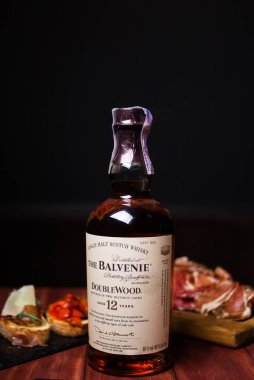 Balvenie İskoç tek malt viski şişesiyle snack restoran. Ukrayna, Kiev sept.2018