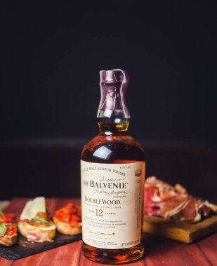 Balvenie İskoç tek malt viski şişesiyle snack restoran. Ukrayna, Kiev sept.2018