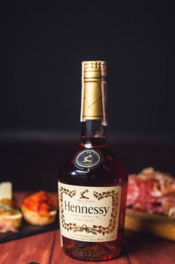 Kiev, Ukrayna - Eylül, 2018: Hennessy şişe, bir marka konyak, Fransa'dan ünlü Konyak