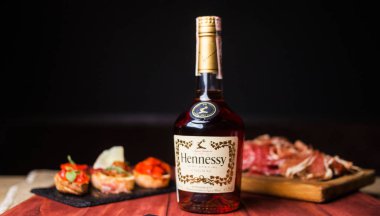 Kiev, Ukrayna - Eylül, 2018: Hennessy şişe, bir marka konyak, Fransa'dan ünlü Konyak 