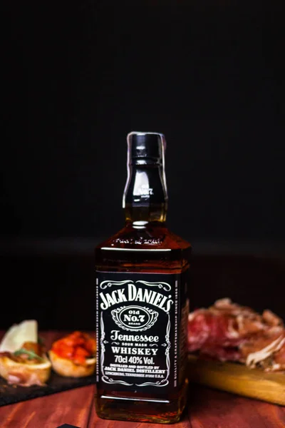 Botella Whisky Jack Daniels Aislado Sobre Fondo Madera Jack Daniels —  Fotos de Stock