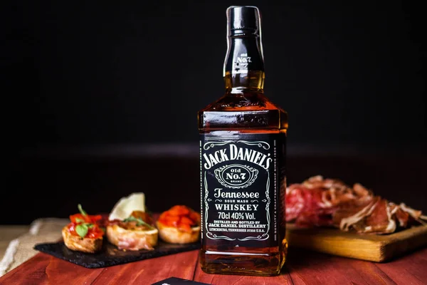 Botella Whisky Jack Daniels Aislado Sobre Fondo Madera Jack Daniels —  Fotos de Stock