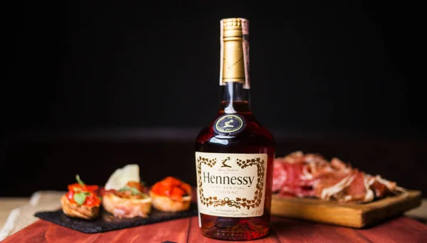 Kiev, Ukrayna - Eylül, 2018: Hennessy şişe, bir marka konyak, Fransa'dan ünlü Konyak 