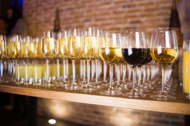 Olay misafirler için yemek şarap içinde