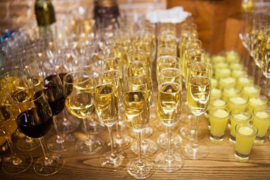 Olay misafirler için yemek şarap içinde