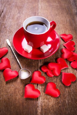 Sevgililer günü için sabah kahvaltısı. Bir fincan kahve ve kırmızı kalplerin eski ahşap arka plan üstten görünüm.