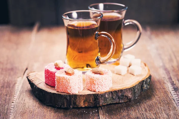 Xícaras Chá Com Delícia Turca Multicolorida Fundo Madeira — Fotografia de Stock