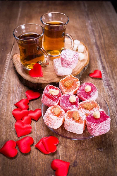 Koppar Med Mångfärgade Turkish Delight Och Röda Hjärtan — Stockfoto