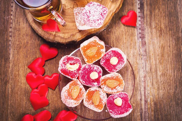 Koppar Med Mångfärgade Turkish Delight Och Röda Hjärtan — Stockfoto