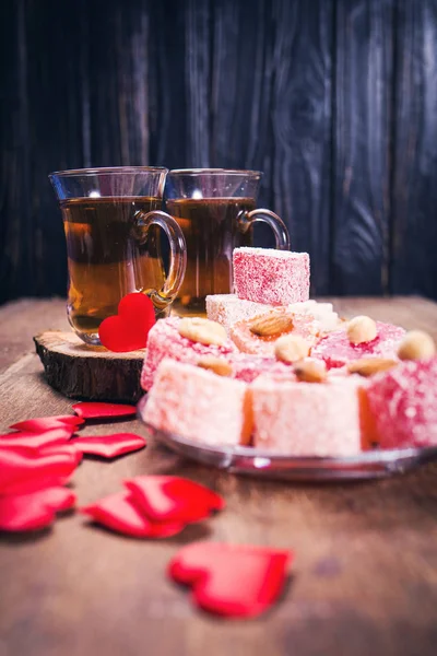 Koppar Med Mångfärgade Turkish Delight Och Röda Hjärtan — Stockfoto