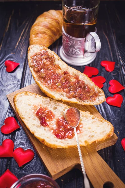 Taza Caliente Croissant Con Mermelada Sobre Fondo Madera —  Fotos de Stock