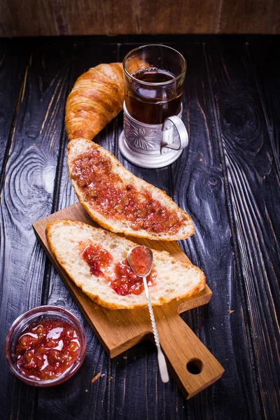 Kopp Varm Och Croissant Med Marmelad Trä Bakgrund — Stockfoto