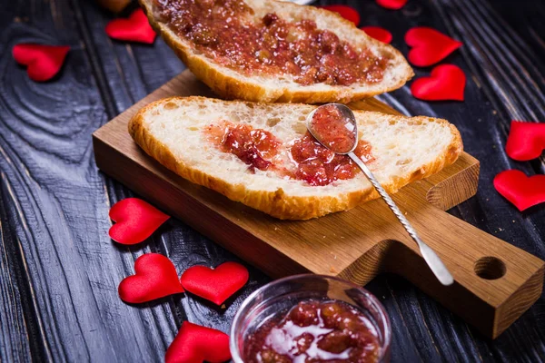 Taza Caliente Croissant Con Mermelada Sobre Fondo Madera —  Fotos de Stock