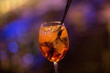 Restoranda alkollü turuncu buz ile kokteyl ve narenciye