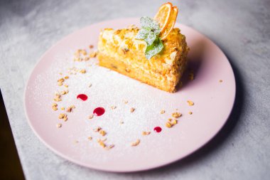 bir pasta tabak taze yeşil nane ile içeride