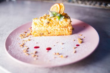 bir pasta tabak taze yeşil nane ile içeride