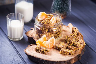 Granola mandarin ve ahşap tahta üzerinde süt sağlıklı kahvaltı ile