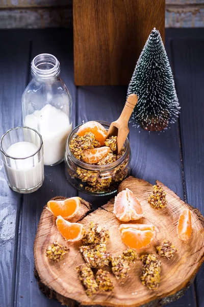 Müsli Mandarinkami Mléko Zdravé Snídani Dřevěné Desce — Stock fotografie