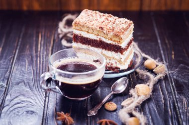 şeffaf fincan sıcak kahve puf kek ve ip