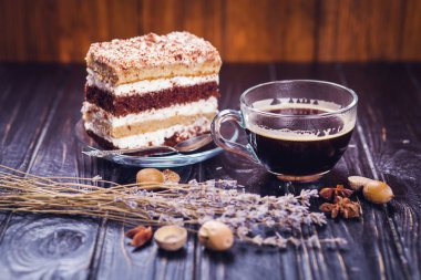 şeffaf fincan sıcak kahve puf kek ve ip