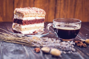 şeffaf fincan sıcak kahve puf kek ve ip