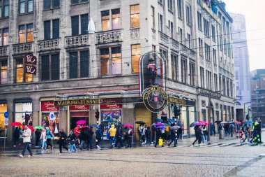 Amsterdam, Hollanda - Eylül 2018: Dam Square Amsterdam Hollanda, cephe Madame Tussaud's Balmumu Heykel Müzesi 