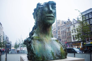 Amsterdam, Hollanda-Eylül 2018 - şehir merkezi Amsterdam.Rainy günde baş Modern heykel