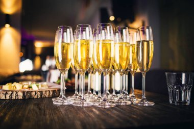 Olay misafirler için yemek şarap içinde