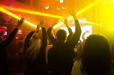 Dans ve eller gece kulübü konserde alkışlar genç halklar