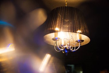 güzel, gizemli parlak ampul ve öğeleri olan bir iç