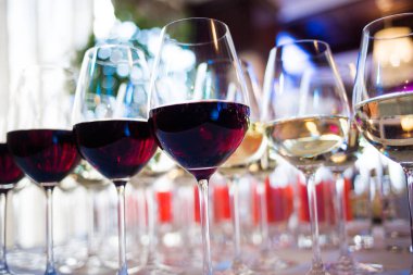 misafirler için yemek şarap