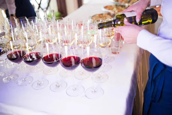 Cameriere versando vino — Foto Stock