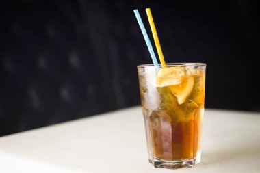 Alkollü kahverengi kokteyl 