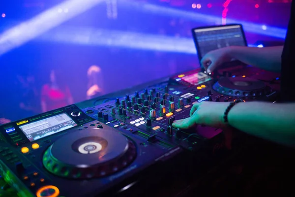 DJ spielt in Nachtclub — Stockfoto