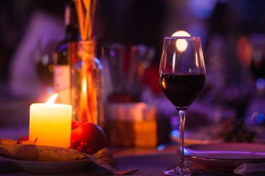 bir kafede romantik atmosferi