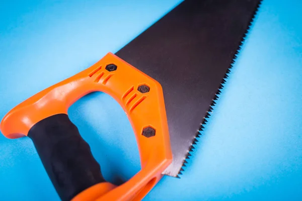 Ножовка с оранжевой ручкой — стоковое фото